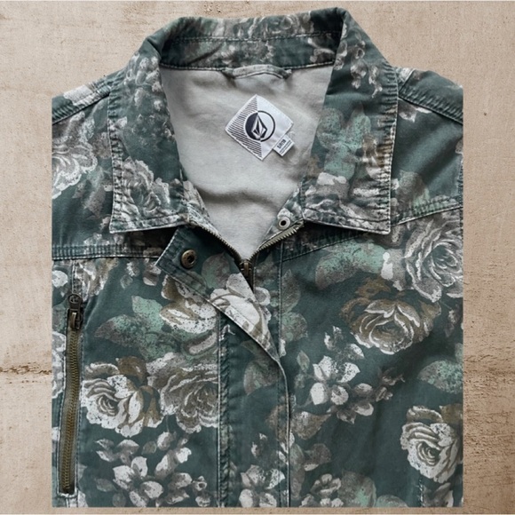COPY - VOLCOM Cotton Denim The Hunt CAMO FLORAL Jean Jacket Women’s Size 10. - Picture 5 of 16